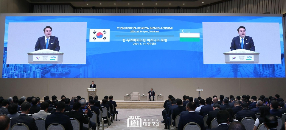 윤석열 대통령이 14일(현지시간) 우즈베키스탄 타슈켄트 힐튼호텔에서 열린 ‘한-우즈베키스탄 비즈니스 포럼’에서 기조연설을 하고 있다.