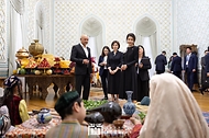 김건희 여사와 지로아트 미르지요예바(Ziroat Mirziyoyeva) 우즈베키스탄 영부인이 14일(현지시간) 우즈베키스탄 타슈켄트 대통령궁 히바동에서 우즈베크 가족 재연 모습을 지켜보고 있다. 