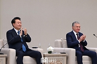 윤석열 대통령과 샤브카트 미르지요예프(Shavkat Mirziyoyev) 우즈베키스탄 대통령
이 14일(현지시간) 우즈베키스탄 타슈켄트 힐튼호텔에서 열린 ‘한-우즈베키스탄 비즈니스 포럼’에서 영상을 시청하며 박수치고 있다.