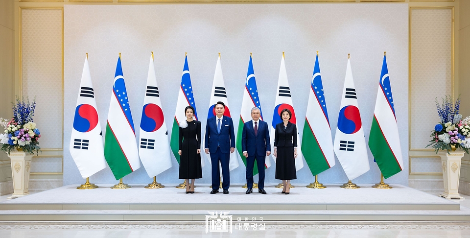 윤석열 대통령과 김건희 여사가 14일(현지시간) 우즈베키스탄 타슈켄트 대통령궁에서 샤브카트 미르지요예프(Shavkat Mirziyoyev) 우즈베키스탄 대통령 부부와 기념 촬영을 하고 있다. 