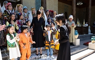 김건희 여사와 지로아트 미르지요예바(Ziroat Mirziyoyeva) 우즈베키스탄 영부인이 14일(현지시간) 우즈베키스탄 타슈켄트 대통령궁 히바동에서 배우자 문화 프로그램에 참가한 어린이와 인사하고 있다.