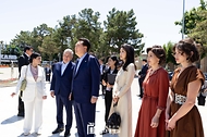 윤석열 대통령과 김건희 여사, 샤브카트 미르지요예프(Shavkat Mirziyoyev) 우즈베키스탄 대통령과 지로아트 미르지요예바(Ziroat Mirziyoyeva) 여사가 15일(현지시간) 사마르칸트 문화유적지를 찾아 레기스탄 광장 시찰 전 입구에서 설명을 듣고 있다. 