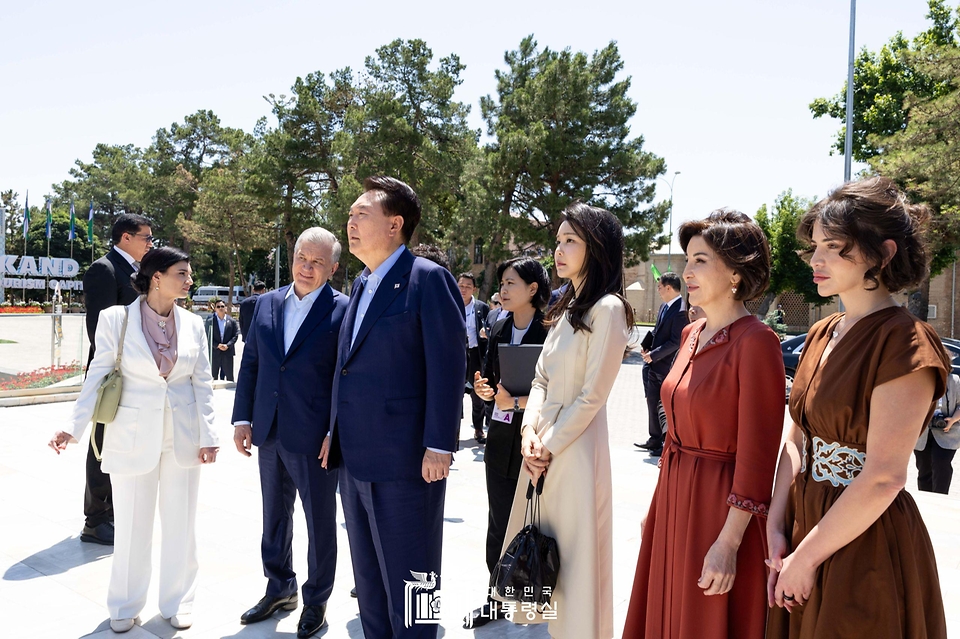 윤석열 대통령과 김건희 여사, 샤브카트 미르지요예프(Shavkat Mirziyoyev) 우즈베키스탄 대통령과 지로아트 미르지요예바(Ziroat Mirziyoyeva) 여사가 15일(현지시간) 사마르칸트 문화유적지를 찾아 레기스탄 광장 시찰 전 입구에서 설명을 듣고 있다. 