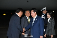 16일 윤석열 대통령과 김건희 여사가 중앙아시아 3개국(투르크메니스탄, 카자흐스탄, 우즈베키스탄) 국빈 방문을 마치고 서울공항에 도착해 마중 나온 정진석 비서실장, 이상민 행정안전부 장관과 인사하고 있다. 