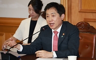 김주현 금융위원회 위원장이 17일 오후 서울 중구 은행회관에서 개최한 한국 은행연합회와 아프리카 3개국 (나이지리아·보츠와나·모리셔스) 은행협회간 양국 은행산업 발전을 위한 MOU 체결식에 참석해 축사하고 있다.
