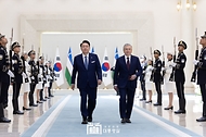 윤석열 대통령이 14일(현지시간) 우즈베키스탄 타슈켄트 대통령궁에서 열린 공식환영식에서 샤브카트 미르지요예프(Shavkat Mirziyoyev) 우즈베키스탄 대통령과 입장하고 있다. 