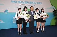 이상민 행정안전부 장관이 14일 서울 종로구 정부서울청사 1층 로비에서 열린 ‘제5회 섬의 날 홍보대사 위촉식’에서 그룹 ‘QWER’을 홍보대사로 위촉하고 기념 촬영을 하고 있다.