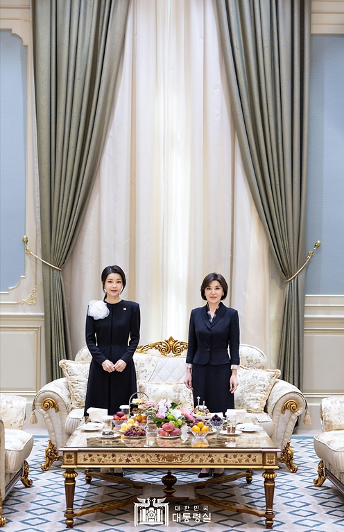 김건희 여사가 14일(현지시간) 우즈베키스탄 타슈켄트 대통령궁 영빈관 본관 환담장에서 지로아트 미르지요예바(Ziroat Mirziyoyeva) 우즈베키스탄 영부인과 기념 촬영을 하고 있다.