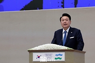 윤석열 대통령이 14일(현지시간) 우즈베키스탄 타슈켄트 힐튼호텔에서 열린 ‘한-우즈베키스탄 비즈니스 포럼’에서 기조연설을 하고 있다.
