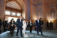 윤석열 대통령과 김건희 여사, 샤브카트 미르지요예프(Shavkat Mirziyoyev) 우즈베키스탄 대통령과 지로아트 미르지요예바(Ziroat Mirziyoyeva) 여사가 15일(현지시간) 사마르칸트 문화유적지를 찾아 티라카리 사원을 시찰하고 있다.