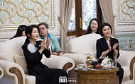 김건희 여사와 지로아트 미르지요예바(Ziroat Mirziyoyeva) 우즈베키스탄 영부인이 14일(현지시간) 우즈베키스탄 타슈켄트 대통령궁 히바동에서 우즈베크 전통 결혼예식 재연 모습을 관람하고 있다. 