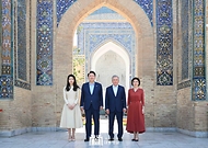 윤석열 대통령과 김건희 여사, 샤브카트 미르지요예프(Shavkat Mirziyoyev) 우즈베키스탄 대통령과 지로아트 미르지요예바(Ziroat Mirziyoyeva) 여사가 15일(현지시간) 사마르칸트 문화유적지를 찾아 아미르 묘 앞에서 기념 촬영을 하고 있다.