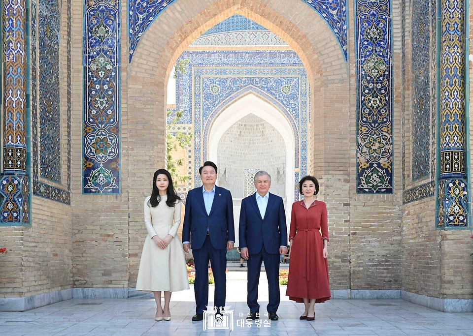 윤석열 대통령과 김건희 여사, 샤브카트 미르지요예프(Shavkat Mirziyoyev) 우즈베키스탄 대통령과 지로아트 미르지요예바(Ziroat Mirziyoyeva) 여사가 15일(현지시간) 사마르칸트 문화유적지를 찾아 아미르 묘 앞에서 기념 촬영을 하고 있다.