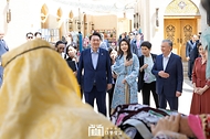 윤석열 대통령과 김건희 여사, 샤브카트 미르지요예프(Shavkat Mirziyoyev) 우즈베키스탄 대통령과 지로아트 미르지요예바(Ziroat Mirziyoyeva) 여사가 15일(현지시간) 사마르칸트 문화유적지를 찾아 이터널시티에서 공연자들에게 감사 인사를 하고 있다. 