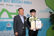 이상민 행정안전부 장관이 14일 서울 종로구 정부서울청사 1층 로비에서 열린 ‘제5회 섬의 날 홍보대사 위촉식’에서 가수 하현우씨를 홍보대사로 위촉하고 기념 촬영을 하고 있다.