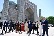 윤석열 대통령과 김건희 여사, 샤브카트 미르지요예프(Shavkat Mirziyoyev) 우즈베키스탄 대통령과 지로아트 미르지요예바(Ziroat Mirziyoyeva) 여사가 15일(현지시간) 사마르칸트 문화유적지를 찾아 레기스탄 광장을 시찰하고 있다.