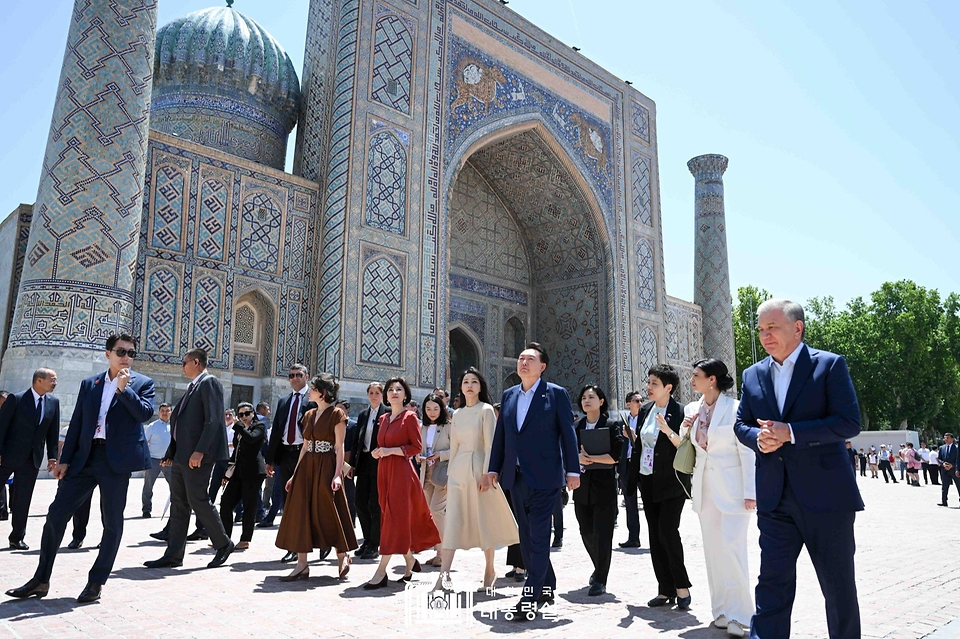 윤석열 대통령과 김건희 여사, 샤브카트 미르지요예프(Shavkat Mirziyoyev) 우즈베키스탄 대통령과 지로아트 미르지요예바(Ziroat Mirziyoyeva) 여사가 15일(현지시간) 사마르칸트 문화유적지를 찾아 레기스탄 광장을 시찰하고 있다.