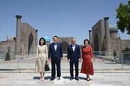 윤석열 대통령과 김건희 여사, 샤브카트 미르지요예프(Shavkat Mirziyoyev) 우즈베키스탄 대통령과 지로아트 미르지요예바(Ziroat Mirziyoyeva) 여사가 15일(현지시간) 사마르칸트 문화유적지를 찾아 레기스탄 광장 시찰 전 입구에서 기념 촬영을 하고 있다. 
