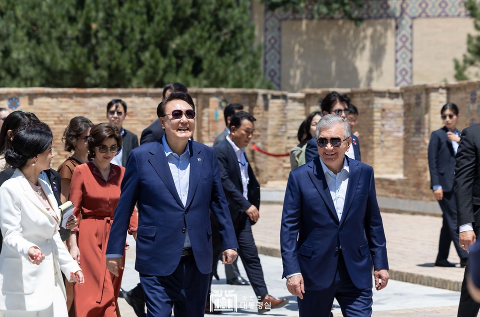 윤석열 대통령과 김건희 여사, 샤브카트 미르지요예프(Shavkat Mirziyoyev) 우즈베키스탄 대통령과 지로아트 미르지요예바(Ziroat Mirziyoyeva) 여사가 15일(현지시간) 사마르칸트 문화유적지를 찾아 아미르 묘를 시찰하고 있다. 