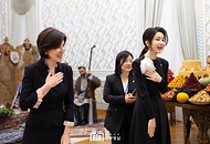 김건희 여사와 지로아트 미르지요예바(Ziroat Mirziyoyeva) 우즈베키스탄 영부인이 14일(현지시간) 우즈베키스탄 타슈켄트 대통령궁 히바동에서 공연 관람 뒤 감사 인사를 하고 있다. 