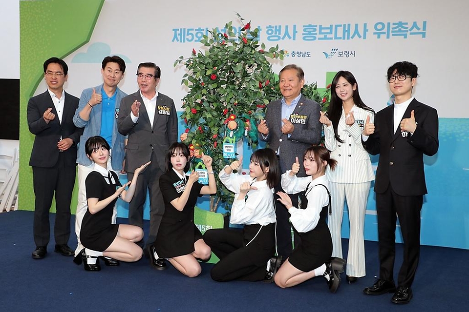 이상민 행정안전부 장관이 14일 서울 종로구 정부서울청사 1층 로비에서 열린 ‘제5회 섬의 날 홍보대사 위촉식’에서 참석자들과 기념 촬영을 하고 있다.