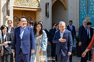 윤석열 대통령과 김건희 여사, 샤브카트 미르지요예프(Shavkat Mirziyoyev) 우즈베키스탄 대통령과 지로아트 미르지요예바(Ziroat Mirziyoyeva) 여사가 15일(현지시간) 사마르칸트 문화유적지를 찾아 이터널시티에서 공연자들에게 감사 인사를 하고 있다. 
