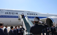윤석열 대통령과 김건희 여사가 15일(현지시간) 우즈베키스탄 타슈켄트 공항에서 유네스코 세계 문화유산인 고도시 사마르칸트로 출발하기 위해 전용기인 공군 1호기에 올라 인사하고 있다.