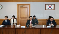 김주현 금융위원회 위원장이 17일 오후 서울 중구 은행회관에서 개최한 한국 은행연합회와 아프리카 3개국 (나이지리아·보츠와나·모리셔스) 은행협회간 양국 은행산업 발전을 위한 MOU 체결식에 참석해 축사하고 있다.