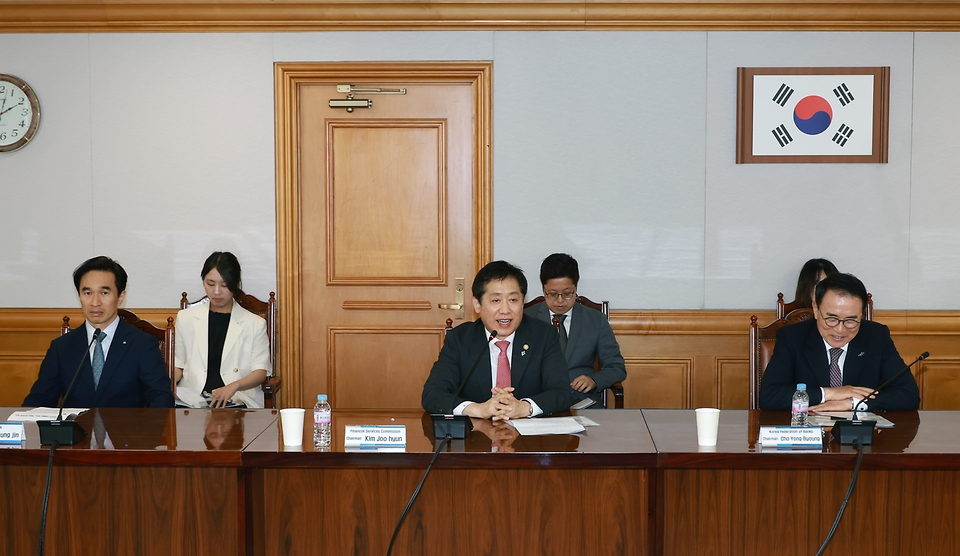 김주현 금융위원회 위원장이 17일 오후 서울 중구 은행회관에서 개최한 한국 은행연합회와 아프리카 3개국 (나이지리아·보츠와나·모리셔스) 은행협회간 양국 은행산업 발전을 위한 MOU 체결식에 참석해 축사하고 있다.