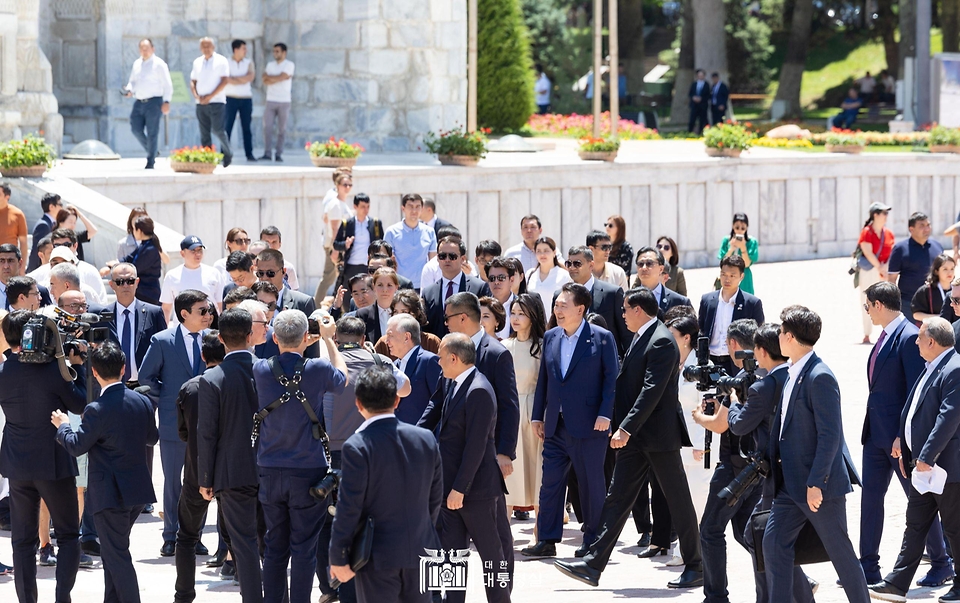 윤석열 대통령과 김건희 여사, 샤브카트 미르지요예프(Shavkat Mirziyoyev) 우즈베키스탄 대통령과 지로아트 미르지요예바(Ziroat Mirziyoyeva) 여사가 15일(현지시간) 사마르칸트 문화유적지를 찾아 레기스탄 광장을 시찰하고 있다.