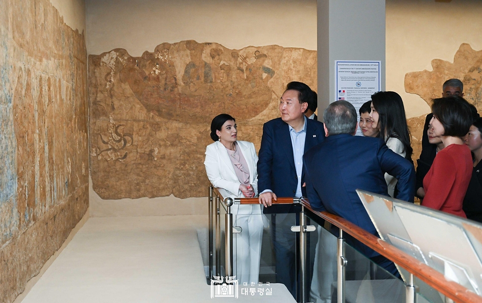 윤석열 대통령과 김건희 여사, 샤브카트 미르지요예프(Shavkat Mirziyoyev) 우즈베키스탄 대통령과 지로아트 미르지요예바(Ziroat Mirziyoyeva) 여사가 15일(현지시간) 사마르칸트 문화유적지를 찾아 아프로시압 박물관에서 고대 한국인 사절로 추정되는 벽화인물들에 대한 소개를 듣고 있다.