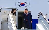 윤석열 대통령과 김건희 여사가 15일(현지시간) 우즈베키스탄 타슈켄트 공항에서 유네스코 세계 문화유산인 고도시 사마르칸트로 출발하기 위해 전용기인 공군 1호기에 올라 인사하고 있다.