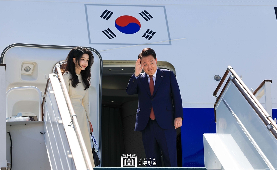 윤석열 대통령과 김건희 여사가 15일(현지시간) 우즈베키스탄 타슈켄트 공항에서 유네스코 세계 문화유산인 고도시 사마르칸트로 출발하기 위해 전용기인 공군 1호기에 올라 인사하고 있다.