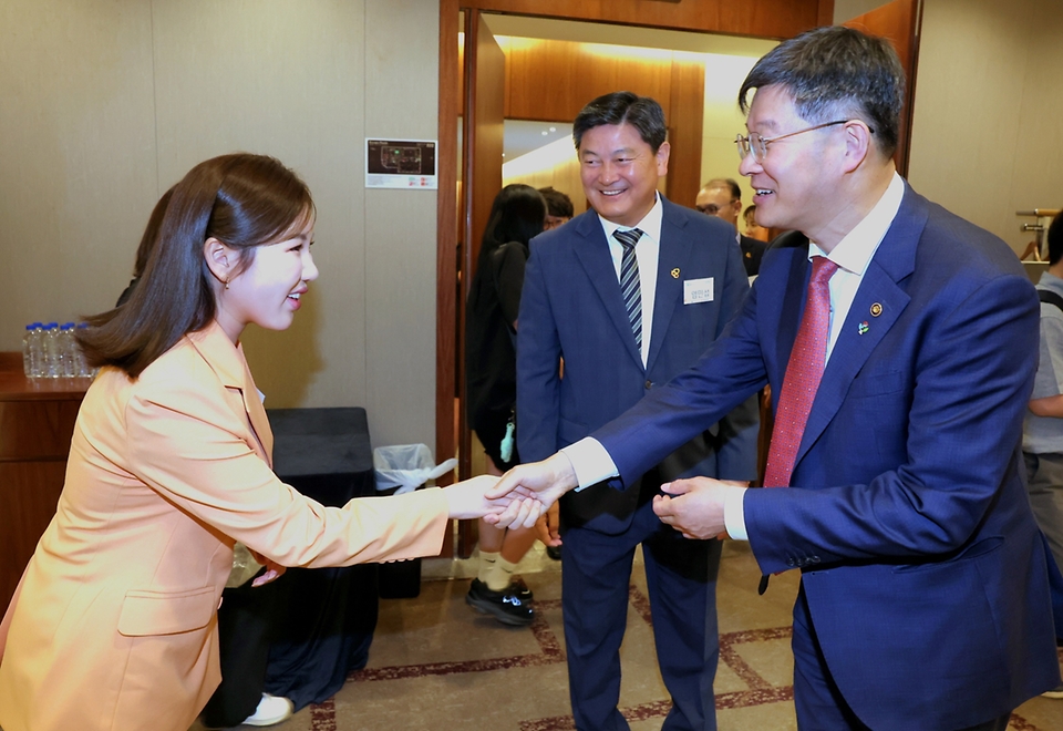 이기일 보건복지부 제1차관이 14일 서울 마포구 서울가든호텔 그랜드볼룸에서 열린 ‘제8회 노인학대 예방의 날 기념행사’에서 홍보대사 가수 송가인과 악수하고 있다.