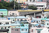 17일 부산 사하구 감천문화마을에서 관광객들이 마을을 둘러보고 있다. 