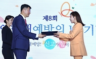 이기일 보건복지부 제1차관이 14일 서울 마포구 서울가든호텔 그랜드볼룸에서 열린 ‘제8회 노인학대 예방의 날 기념행사’에서 가수 송가인에게 위촉장을 수여하고 있다.