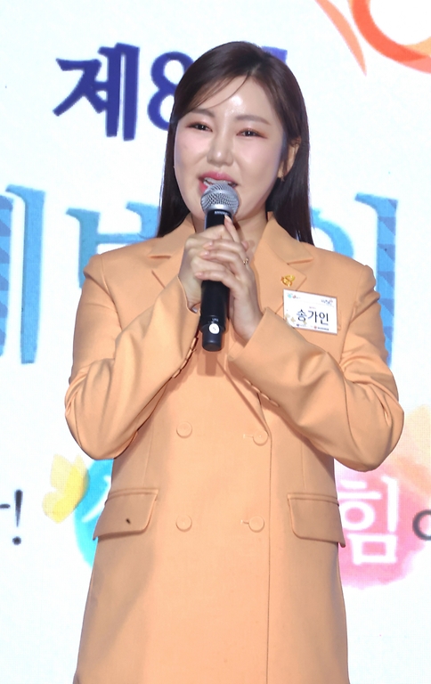 가수 송가인이 14일 서울 마포구 서울가든호텔 그랜드볼룸에서 열린 ‘제8회 노인학대 예방의 날 기념행사’에서 발언하고 있다.