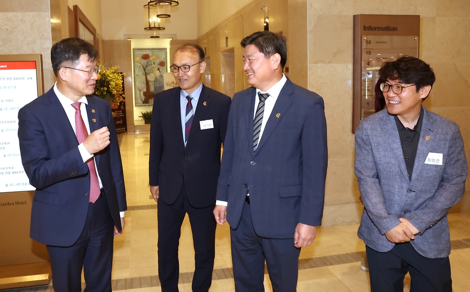 이기일 보건복지부 제1차관이 14일 서울 마포구 서울가든호텔 그랜드볼룸에서 열린 ‘제8회 노인학대 예방의 날 기념행사’에서 참석자들과 대화하고 있다.