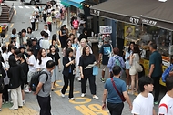 장미란 문화체육관광부 제2차관이 17일 부산 사하구 감천문화마을애서 외국인 크리에이터들과 함께 이동하고 있다. 