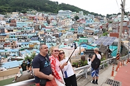 17일 부산 사하구 감천문화마을을 찾은 외국인 관광객들이 하나되기 포토존에서 기념 촬영을 하고 있다.  