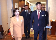 이기일 보건복지부 제1차관이 14일 서울 마포구 서울가든호텔 그랜드볼룸에서 열린 ‘제8회 노인학대 예방의 날 기념행사’에 홍보대사 가수 송가인과 입장하고 있다.