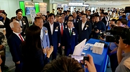 남성현 산림청장이 17일 서울 강서구 김포공항 나래마루에서 열린 ‘2024 디지털 서비스 개방 개통식’에서 고진 디지털 플랫폼 정부위원회 위원장, 이상민 행정안전부 장관과 전시장을 둘러보고 있다.