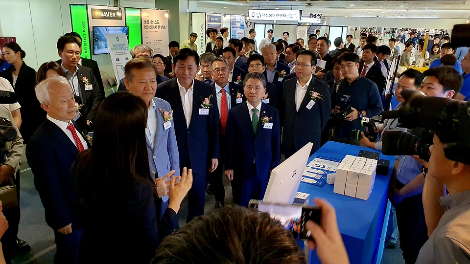 남성현 산림청장이 17일 서울 강서구 김포공항 나래마루에서 열린 ‘2024 디지털 서비스 개방 개통식’에서 고진 디지털 플랫폼 정부위원회 위원장, 이상민 행정안전부 장관과 전시장을 둘러보고 있다.