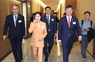 이기일 보건복지부 제1차관이 14일 서울 마포구 서울가든호텔 그랜드볼룸에서 열린 ‘제8회 노인학대 예방의 날 기념행사’에 홍보대사 가수 송가인과 입장하고 있다.