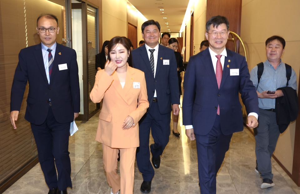 이기일 보건복지부 제1차관이 14일 서울 마포구 서울가든호텔 그랜드볼룸에서 열린 ‘제8회 노인학대 예방의 날 기념행사’에 홍보대사 가수 송가인과 입장하고 있다.
