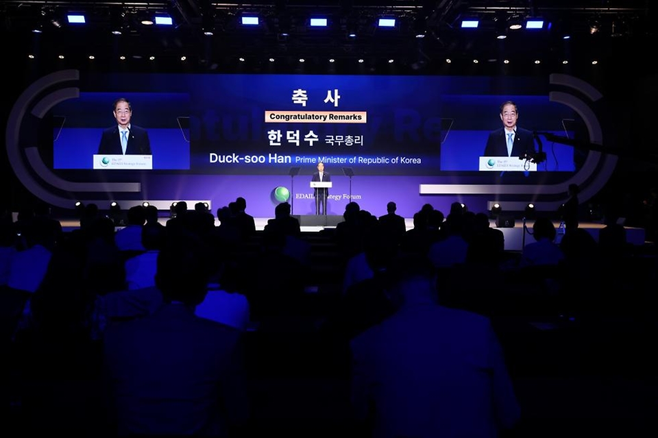 한덕수 국무총리가 19일 서울 중구 신라호텔에서 열린 ‘제15회 이데일리 전략포럼’에 참석해 축사를 하고 있다.