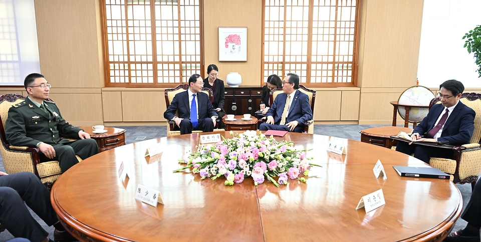 조태열 외교부 장관이 18일 서울 종로구 외교부에서 ‘한·중 외교안보대화’ 참석 차 방한한 쑨웨이둥(孫衛東) 중국 외교부 부부장을 접견하고 있다.