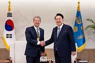 윤석열 대통령이 18일 서울 용산 대통령실 청사에서 브라이언 켐프(Brian Kemp) 미국 조지아 주지사와 악수하며 기념 촬영을 하고 있다.