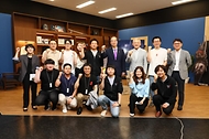 한덕수 국무총리가 18일 경기도 성남시 분당구 네오위즈를 방문해 게임방송 및 플레이를 체험하고 직원들과 기념 촬영을 하고 있다.