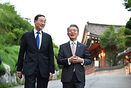 김홍균 외교부 제1차관이 18일 서울 종로구 외교부에서 열린 ‘한·중 외교안보대화’ 후 쑨웨이둥(孫衛東) 중국 외교부 부부장과 업무 만찬을 위해 이동하며 대화를 나누고 있다.